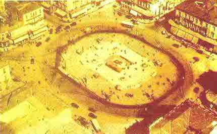 Omonias square, during 1930-1932. The cool garden which used to be in the centre of the square has been sacrificed in order to create the new station of E.I.S (Hellenic Electric Railways), which was later renamed to I.S.A.P. (Athens-Piraeus Electric Railways). The works began in January 1928 and on July 21st, 1930, the underground station was inaugurated by Prime Minister Eleutherios Venizelos.