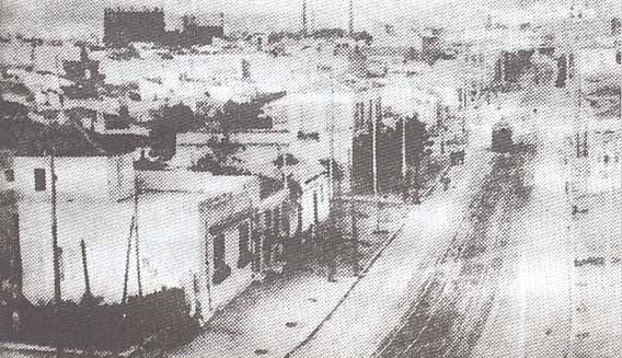 Ρούφ, ὁδός Μεγάλου Βασιλείου, τέλη δεκαετίας 1930. Τό «πράσινο» τράμ τῆς γραμμῆς 4, «Ὁμόνοια-Ρούφ». Τήν ἐκμετάλλευση τοῦ τράμ, εἶχε ἡ ἑταιρεία «Τροχιόδρομοι Ἀθηνῶν Πειραιῶς».
